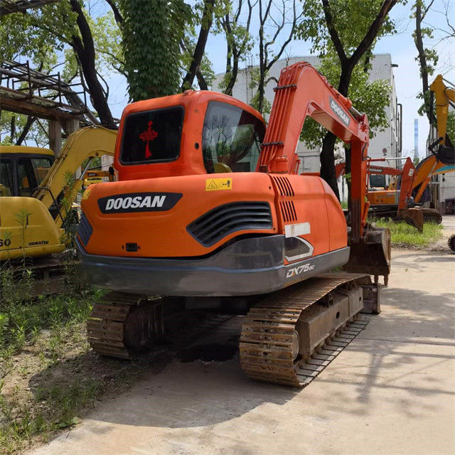 8 tonnellate pronta usata escavatore per il lavoro e esperto usato Corea importato Doosan DX 75