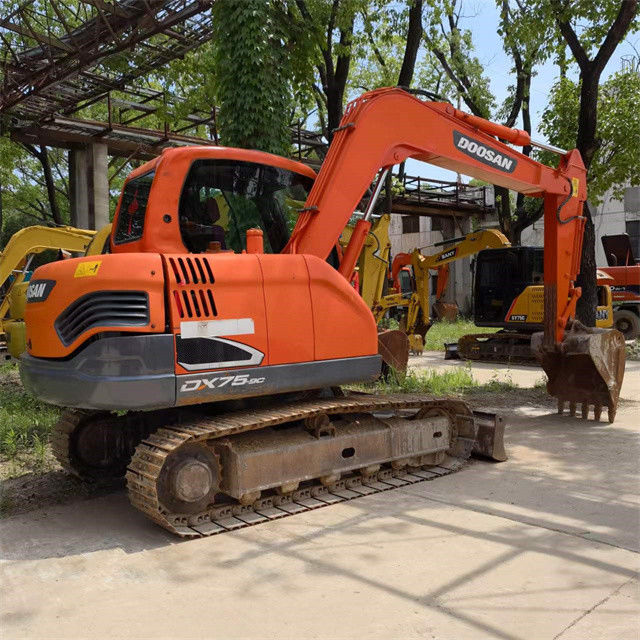 8 tonnellate pronta usata escavatore per il lavoro e esperto usato Corea importato Doosan DX 75