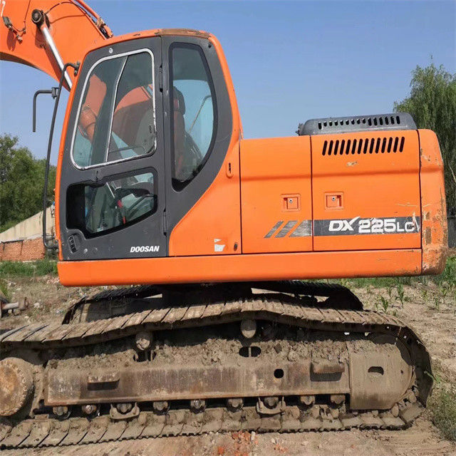 22 tonnellate pronte per il lavoro ed esperte usate Corea importato Doosan DX 225 LC in buone condizioni