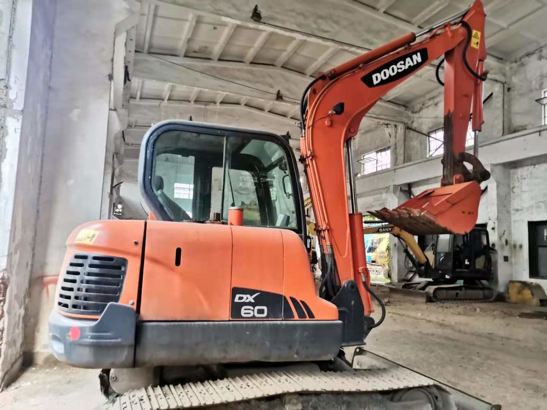6 tonnellate pronte per il lavoro e esperte usate Corea importato DOOSAN DX60 in buone condizioni