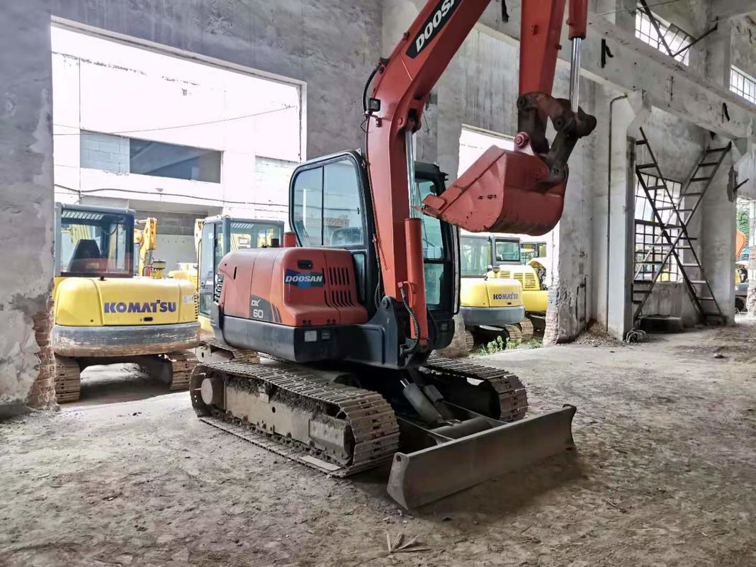 6 tonnellate pronte per il lavoro e esperte usate Corea importato DOOSAN DX60 in buone condizioni