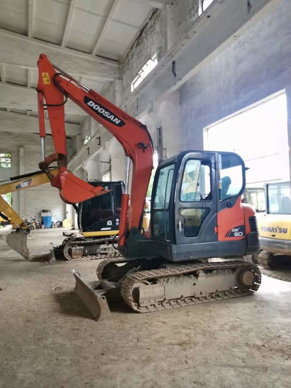 6 tonnellate pronte per il lavoro e esperte usate Corea importato DOOSAN DX60 in buone condizioni