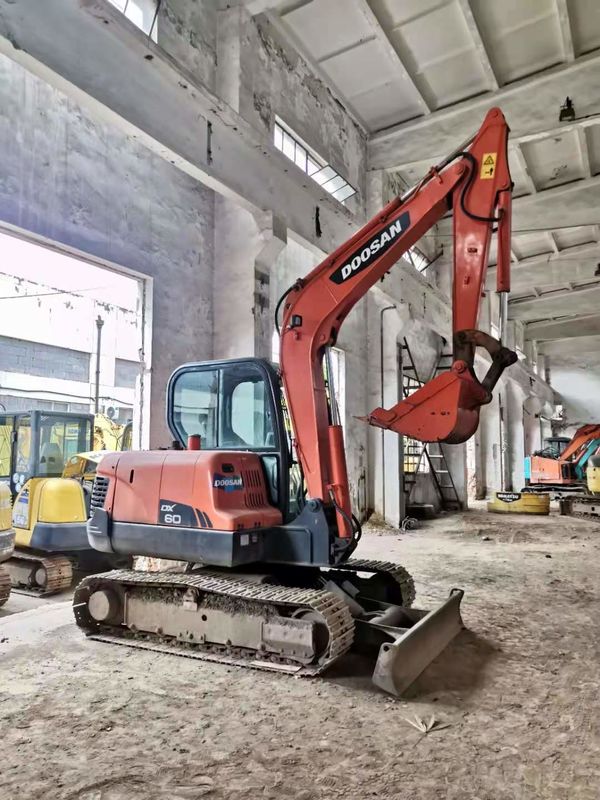 6 tonnellate pronte per il lavoro e esperte usate Corea importato DOOSAN DX60 in buone condizioni