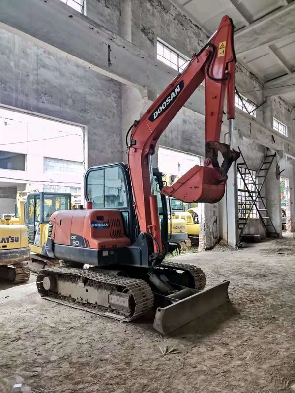 6 tonnellate pronte per il lavoro e esperte usate Corea importato DOOSAN DX60 in buone condizioni