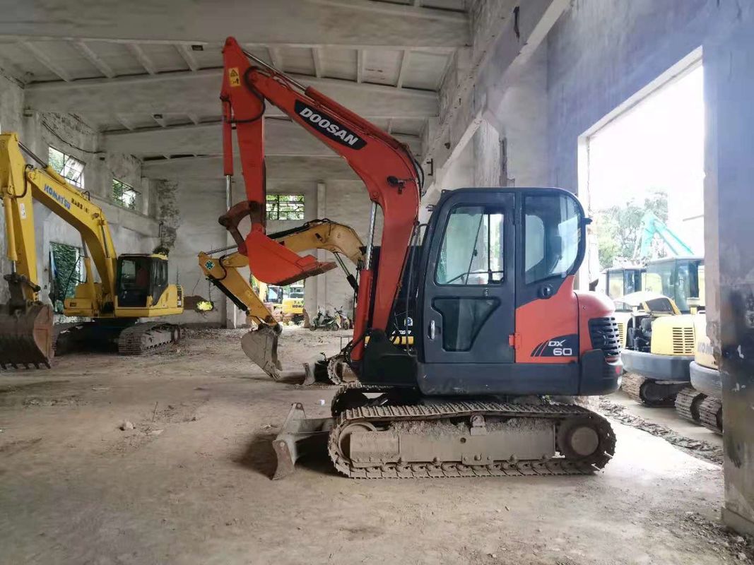 6 tonnellate pronte per il lavoro e esperte usate Corea importato DOOSAN DX60 in buone condizioni