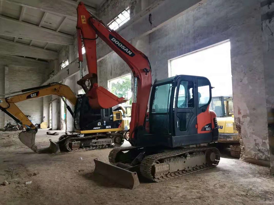 6 tonnellate pronte per il lavoro e esperte usate Corea importato DOOSAN DX60 in buone condizioni