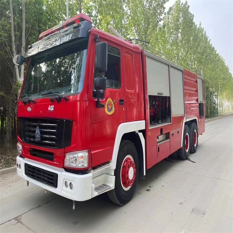 Buone condizioni di combustibile rosso diesel tipo Howo camion antincendio 16cbm trasmissione manuale