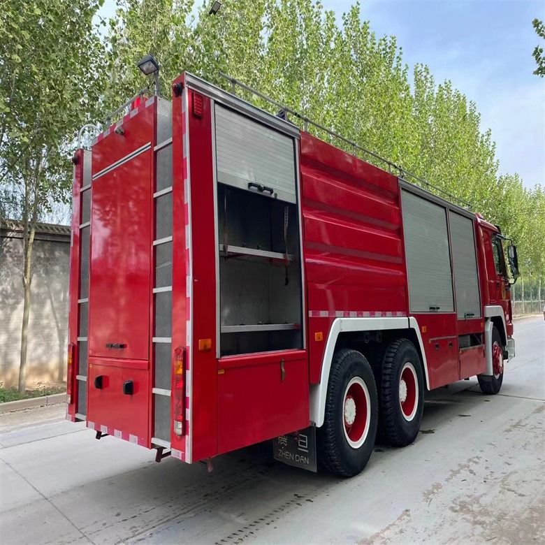 Buone condizioni di combustibile rosso diesel tipo Howo camion antincendio 16cbm trasmissione manuale