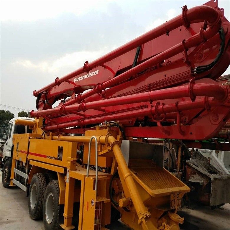 Chassis usato giallo Putzmeister Pompa per calcestruzzo 37 metri con produttività 12M3/h