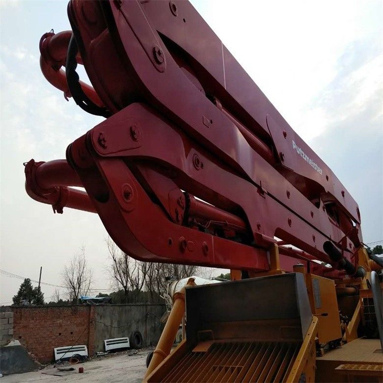 Chassis usato giallo Putzmeister Pompa per calcestruzzo 37 metri con produttività 12M3/h