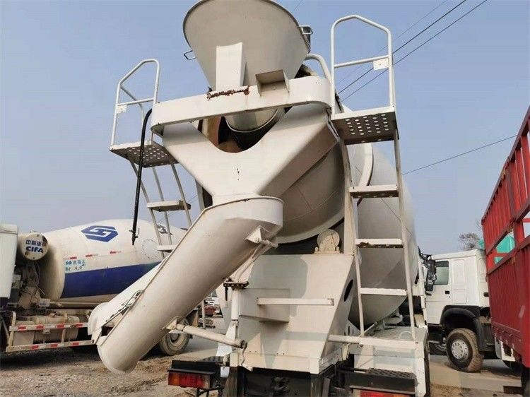 Camione di miscelazione del cemento per calcestruzzo di seconda mano Shacman F3000 con velocità di miscelazione del tamburo di 20 r/min