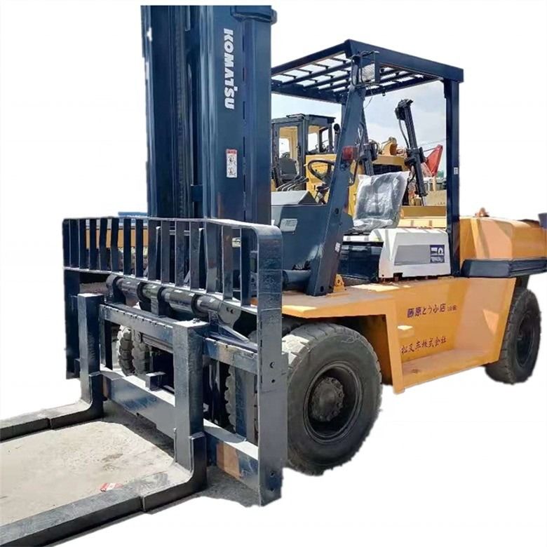 Forchettino diesel Komatsu FD70 di seconda mano giapponese con una capacità di carico di 7000 kg