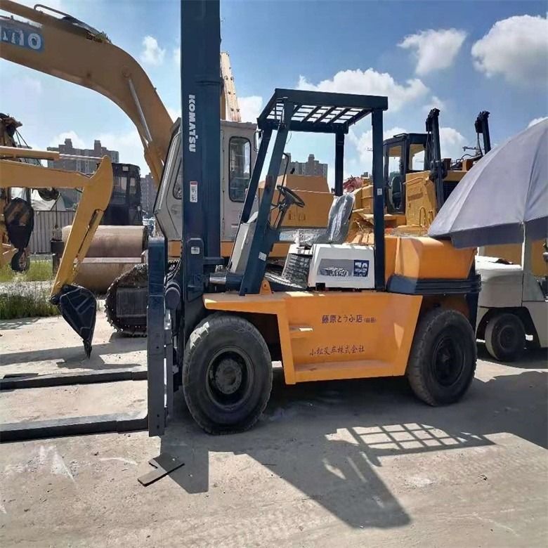 Forchettino diesel Komatsu FD70 di seconda mano giapponese con una capacità di carico di 7000 kg