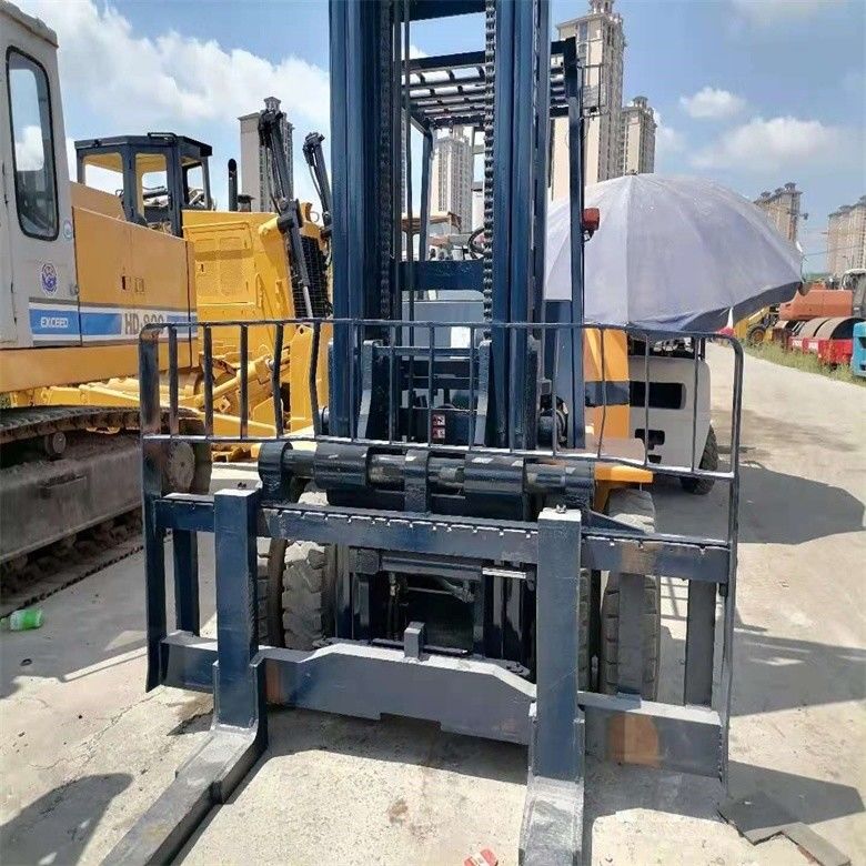 Forchettino diesel Komatsu FD70 di seconda mano giapponese con una capacità di carico di 7000 kg