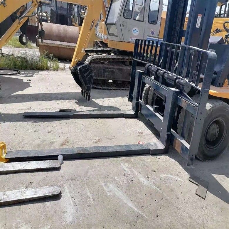 Forchettino diesel Komatsu FD70 di seconda mano giapponese con una capacità di carico di 7000 kg