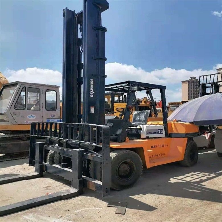 Forchettino diesel Komatsu FD70 di seconda mano giapponese con una capacità di carico di 7000 kg