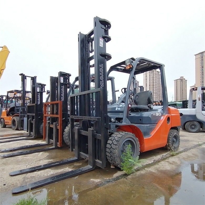 Mobili elevatori multifunzione da 3 tonnellate giapponesi, utilizzati, Toyota, pronti a lavorare poco