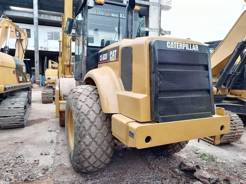 Buone condizioni CAT CS-583D Vibratory Single Drum Road Roller con ricambi originali