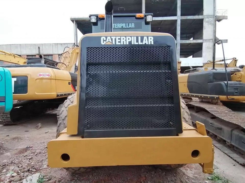 Buone condizioni CAT CS-583D Vibratory Single Drum Road Roller con ricambi originali