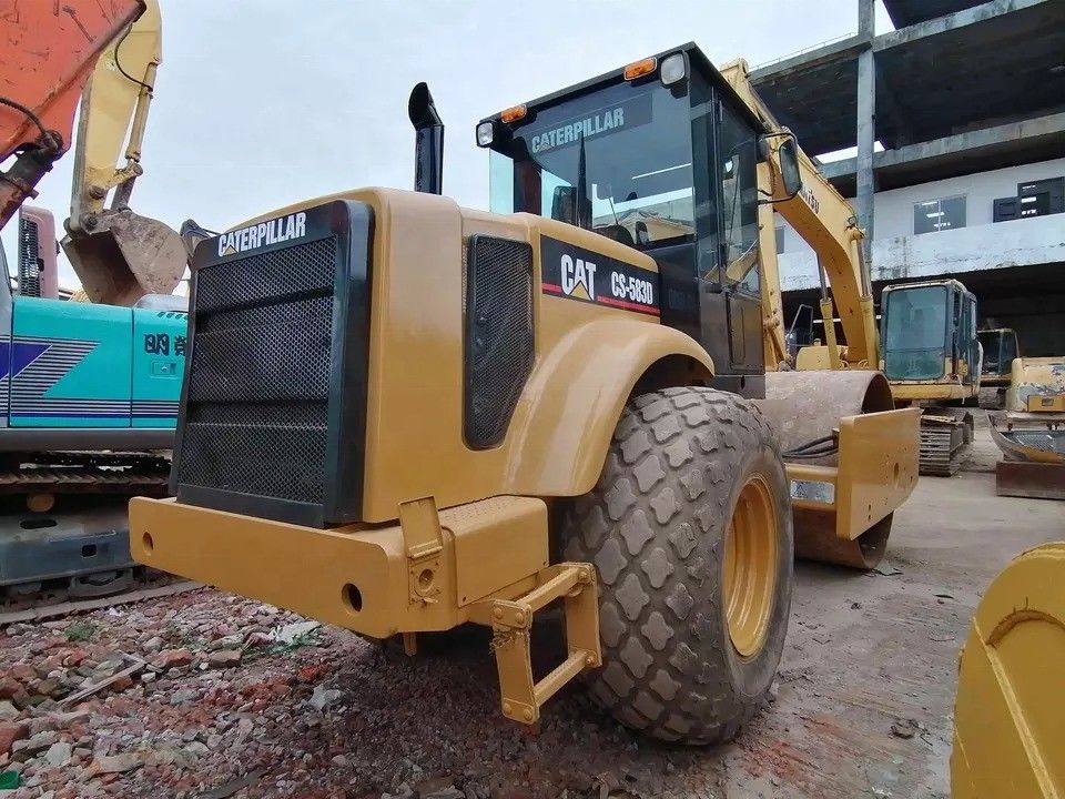 Buone condizioni CAT CS-583D Vibratory Single Drum Road Roller con ricambi originali