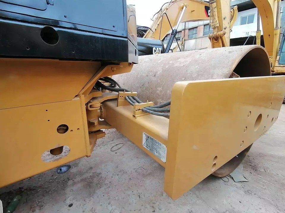 Buone condizioni CAT CS-583D Vibratory Single Drum Road Roller con ricambi originali