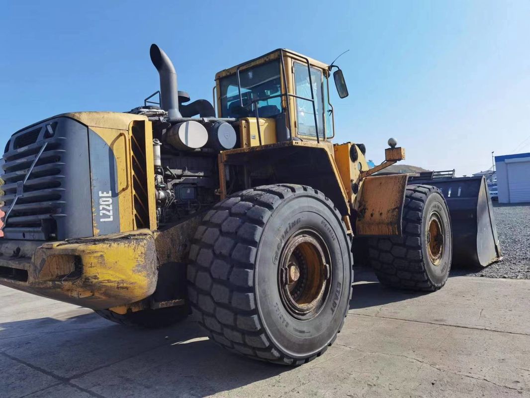Tipo di azionamento a quattro ruote caricatore usato VOLVO L220E Disegno originale ruota Skid-Steer caricatore in movimento