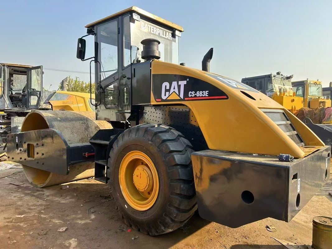 Compattatore a rulli vibratori CAT CS-683E usato 1.8 mm Amplitudine 134 kW Potenza del motore