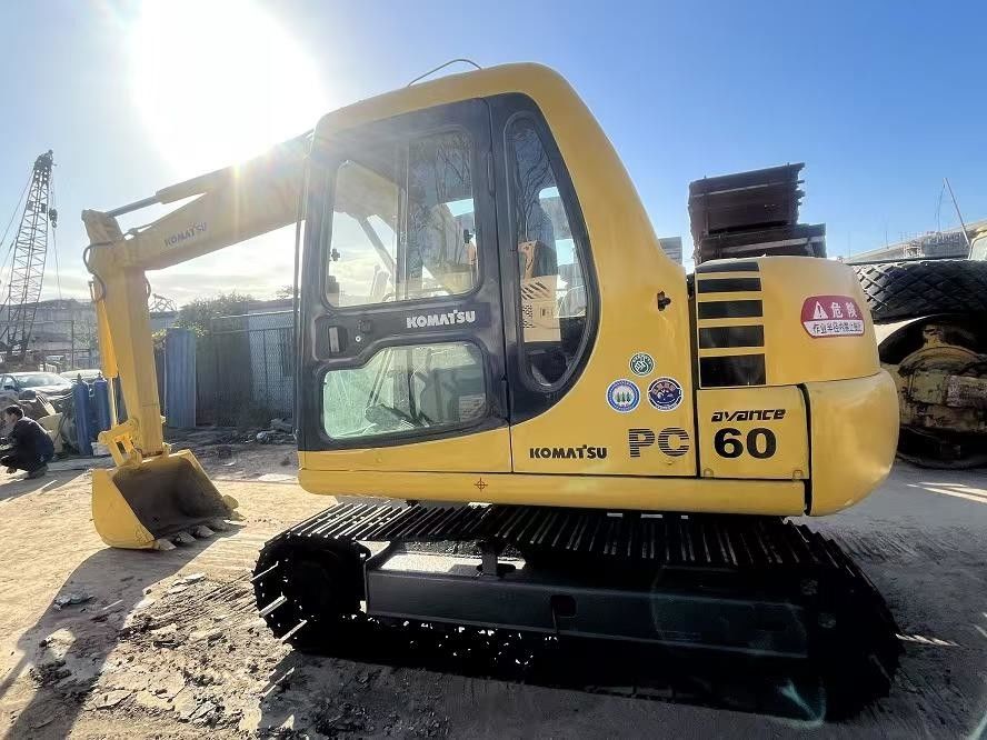 Usato KOMATSU PC60-7 di seconda mano