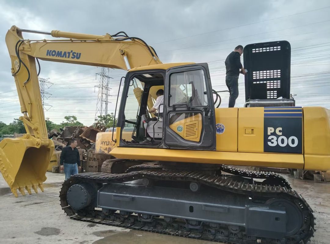 Escavatore Komatsu PC300-7 usato con potenza motore di 180 kW