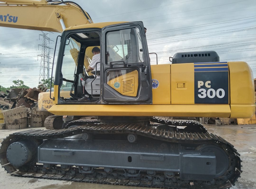 Escavatore Komatsu PC300-7 usato con potenza motore di 180 kW